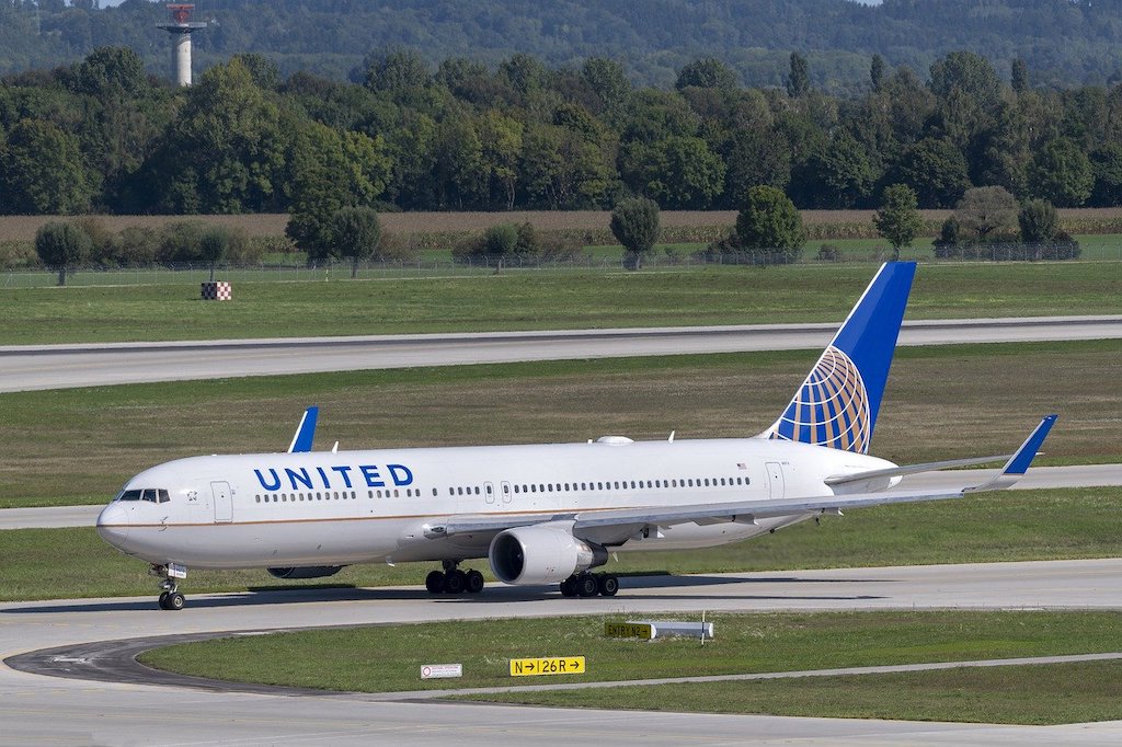 United Airlines pledges 50% of pilot trainees will be women & minorities